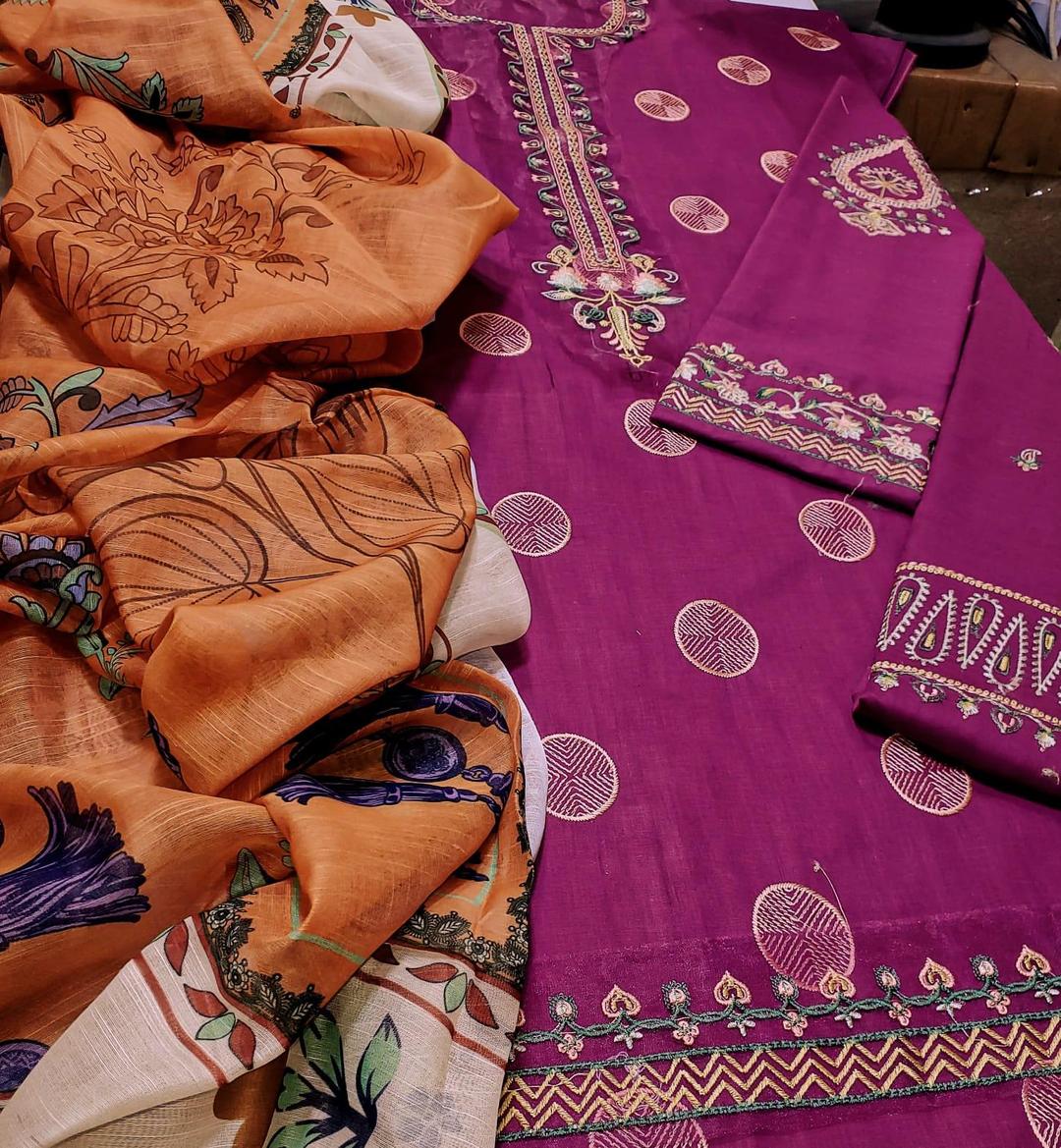3 Pcs Women's Unstitched Embroidered Lawn Suit