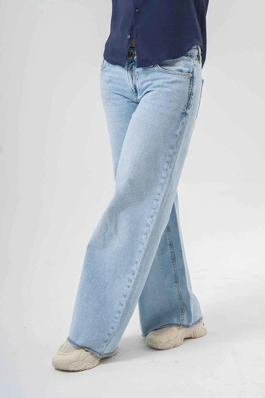 Comfortable Wide-Leg Light Blue Jeans – Everyday Casual Wear