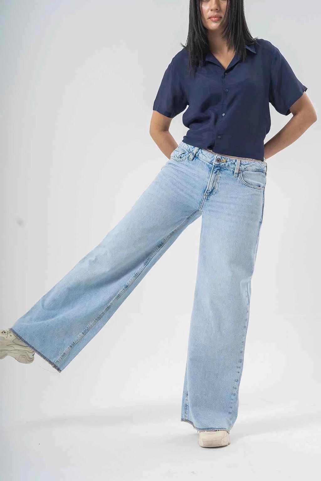 Comfortable Wide-Leg Light Blue Jeans – Everyday Casual Wear