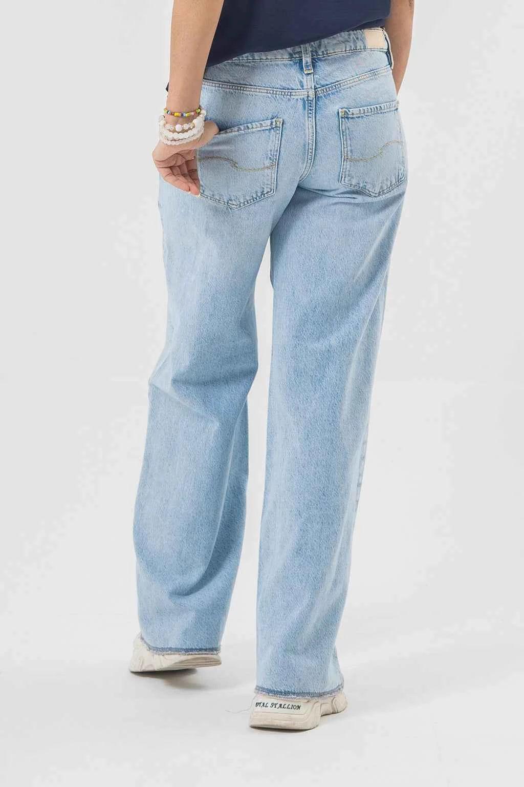 Comfortable Wide-Leg Light Blue Jeans – Everyday Casual Wear