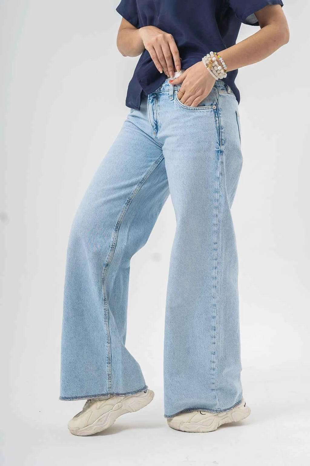 Comfortable Wide-Leg Light Blue Jeans – Everyday Casual Wear