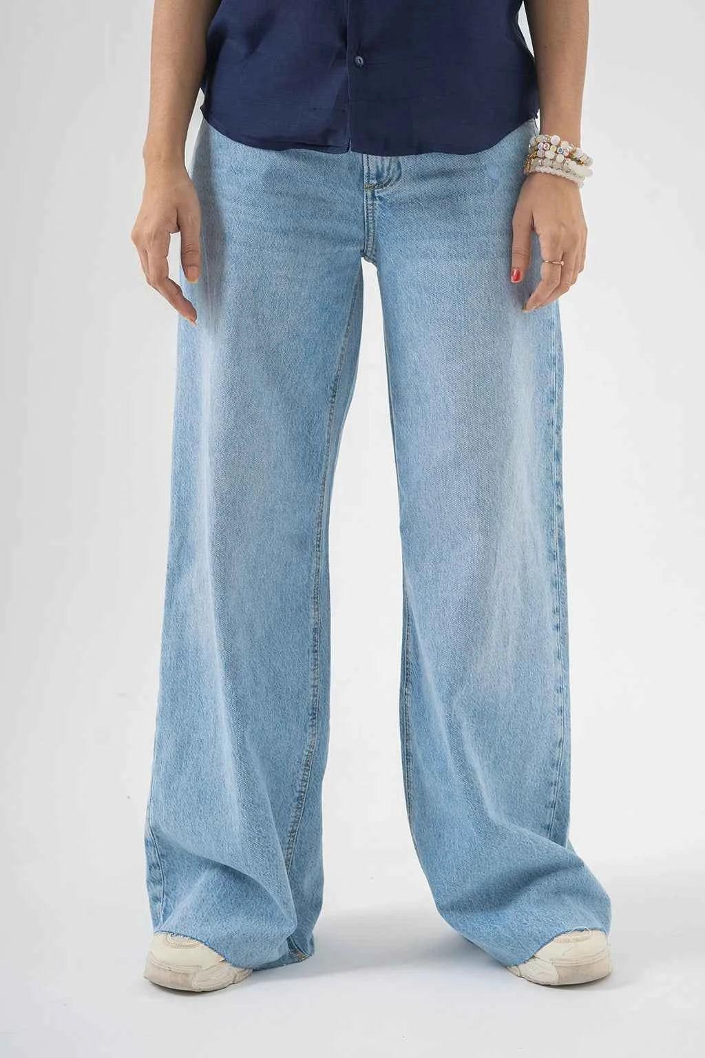 Easygoing Wide-Leg Blue Jeans – Effortless Trendy Style