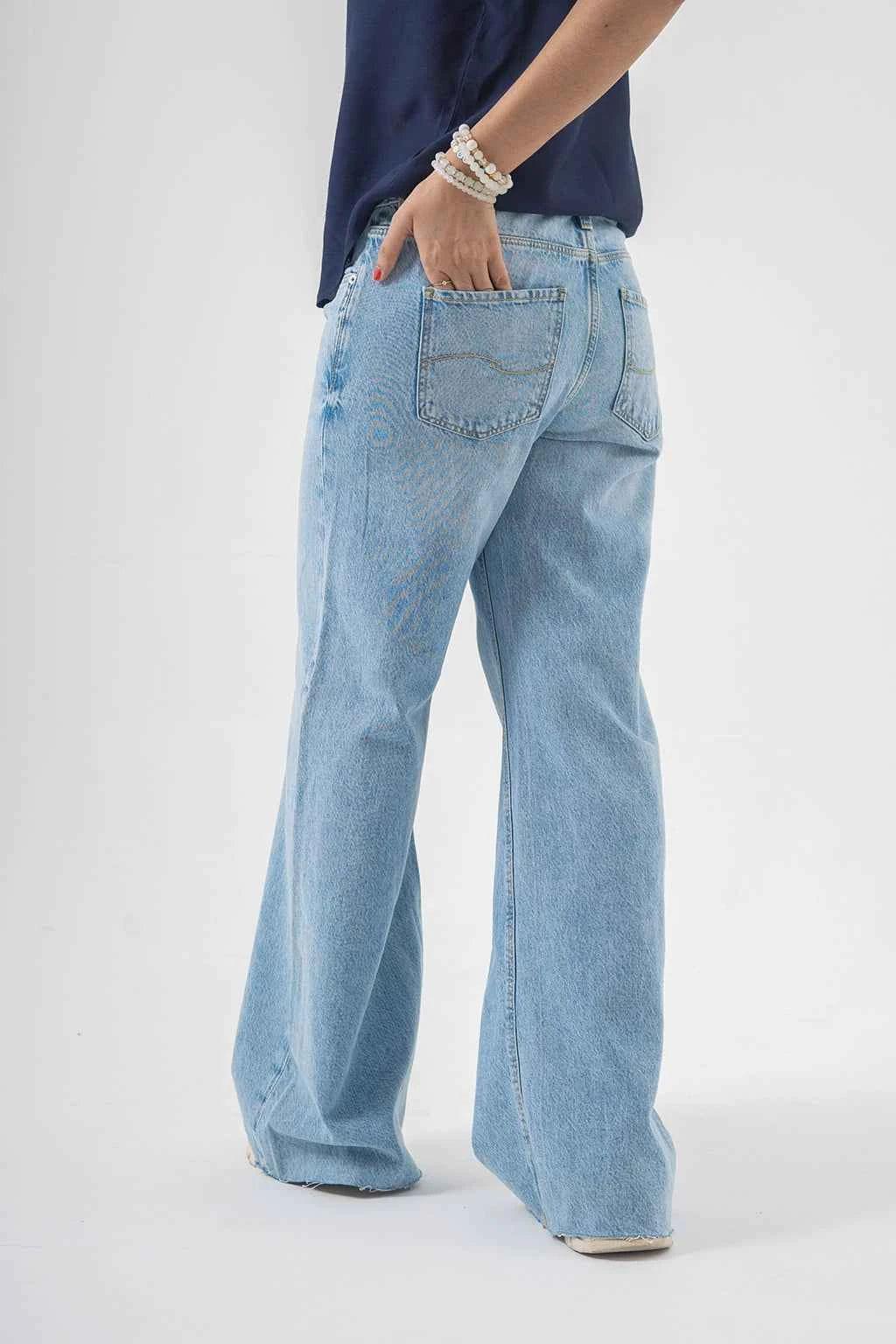Easygoing Wide-Leg Blue Jeans – Effortless Trendy Style
