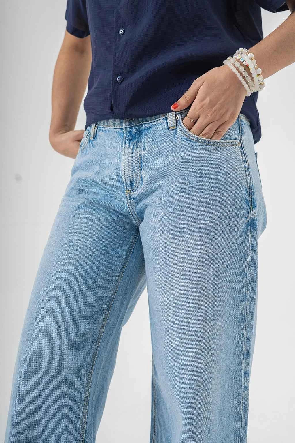 Easygoing Wide-Leg Blue Jeans – Effortless Trendy Style