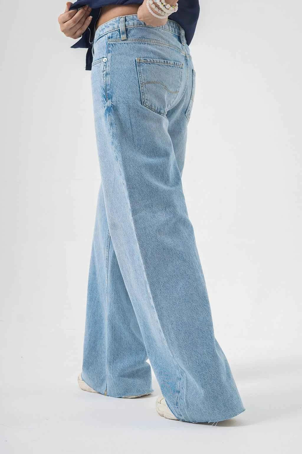 Easygoing Wide-Leg Blue Jeans – Effortless Trendy Style