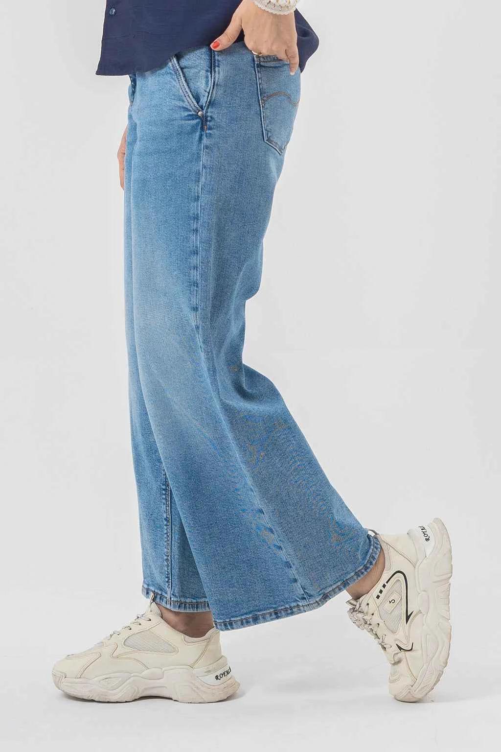 Trendy Wide-Leg Blue Jeans – Bold Casual Look