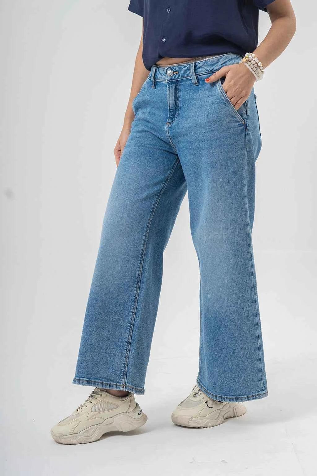 Trendy Wide-Leg Blue Jeans – Bold Casual Look