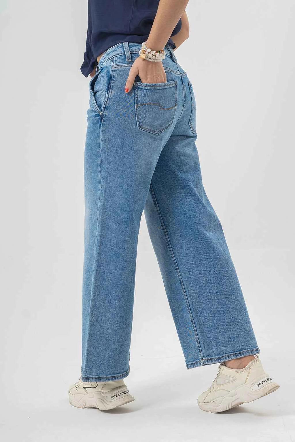 Trendy Wide-Leg Blue Jeans – Bold Casual Look