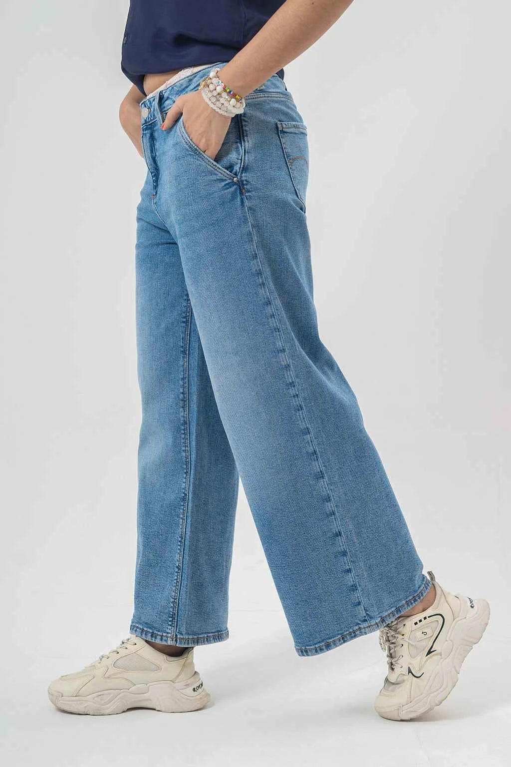 Trendy Wide-Leg Blue Jeans – Bold Casual Look