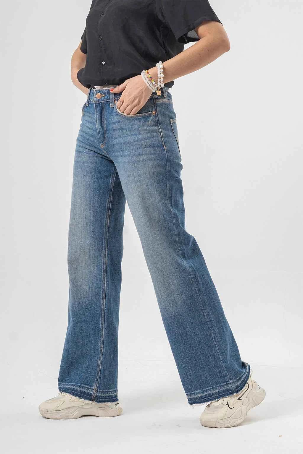 Light Wash Wide-Leg Jeans – Effortless Denim Flare Style