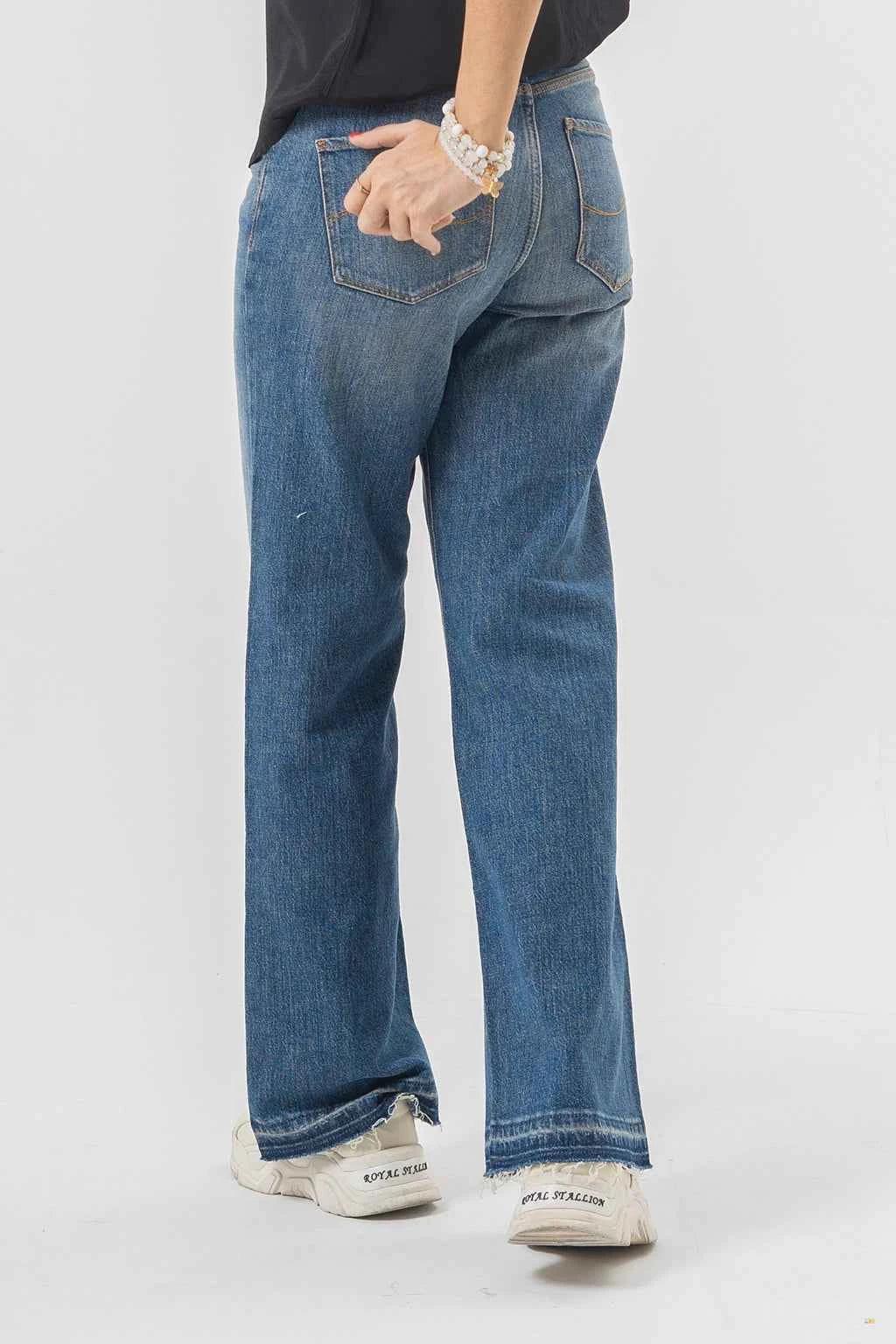 Light Wash Wide-Leg Jeans – Effortless Denim Flare Style