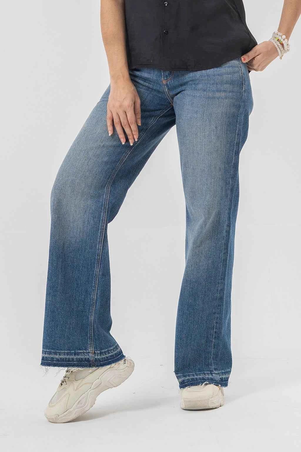 Light Wash Wide-Leg Jeans – Effortless Denim Flare Style