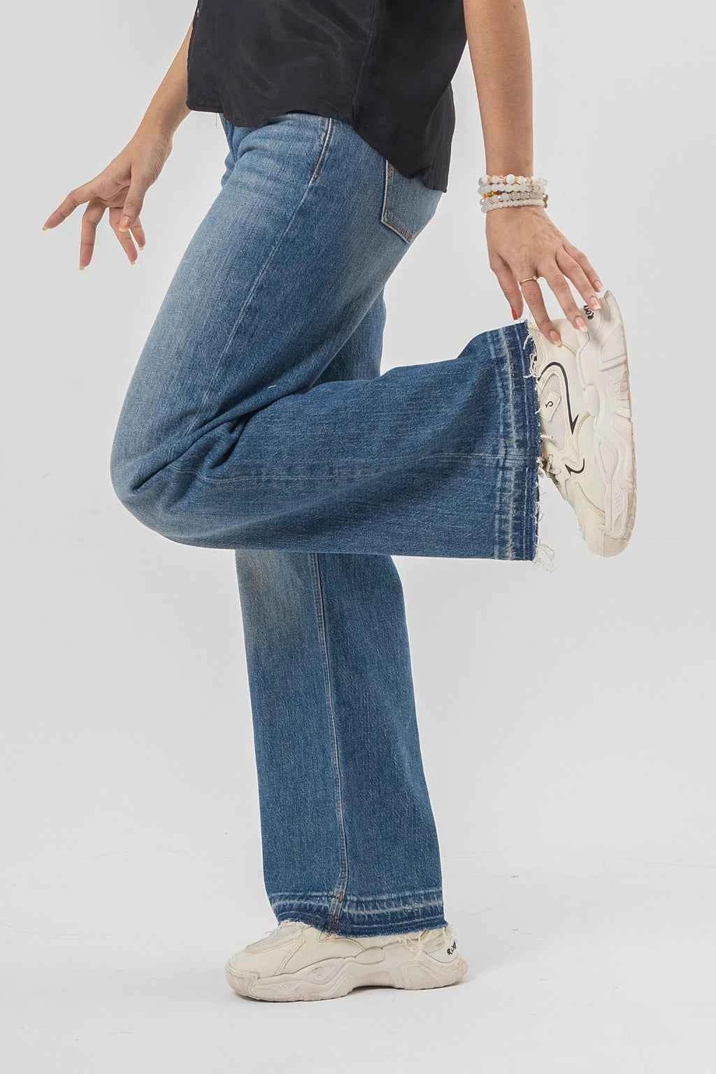 Light Wash Wide-Leg Jeans – Effortless Denim Flare Style